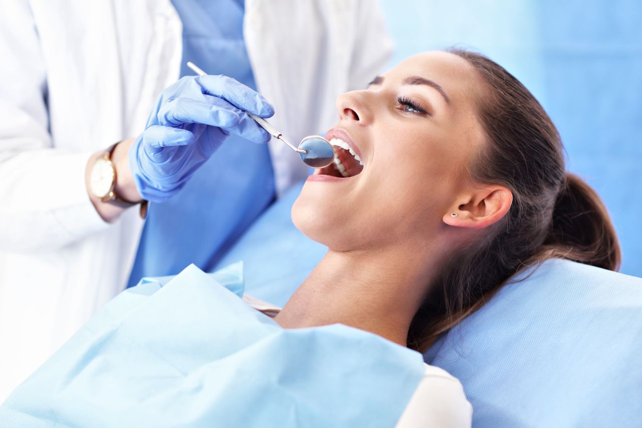 Jak przebiega założenie koronki na zęba?
