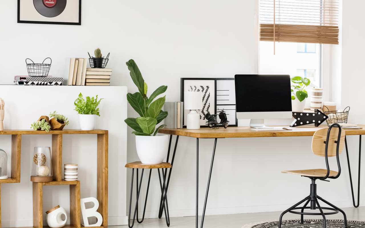 Biurko i krzesło do domowego biura – jak je skompletować?