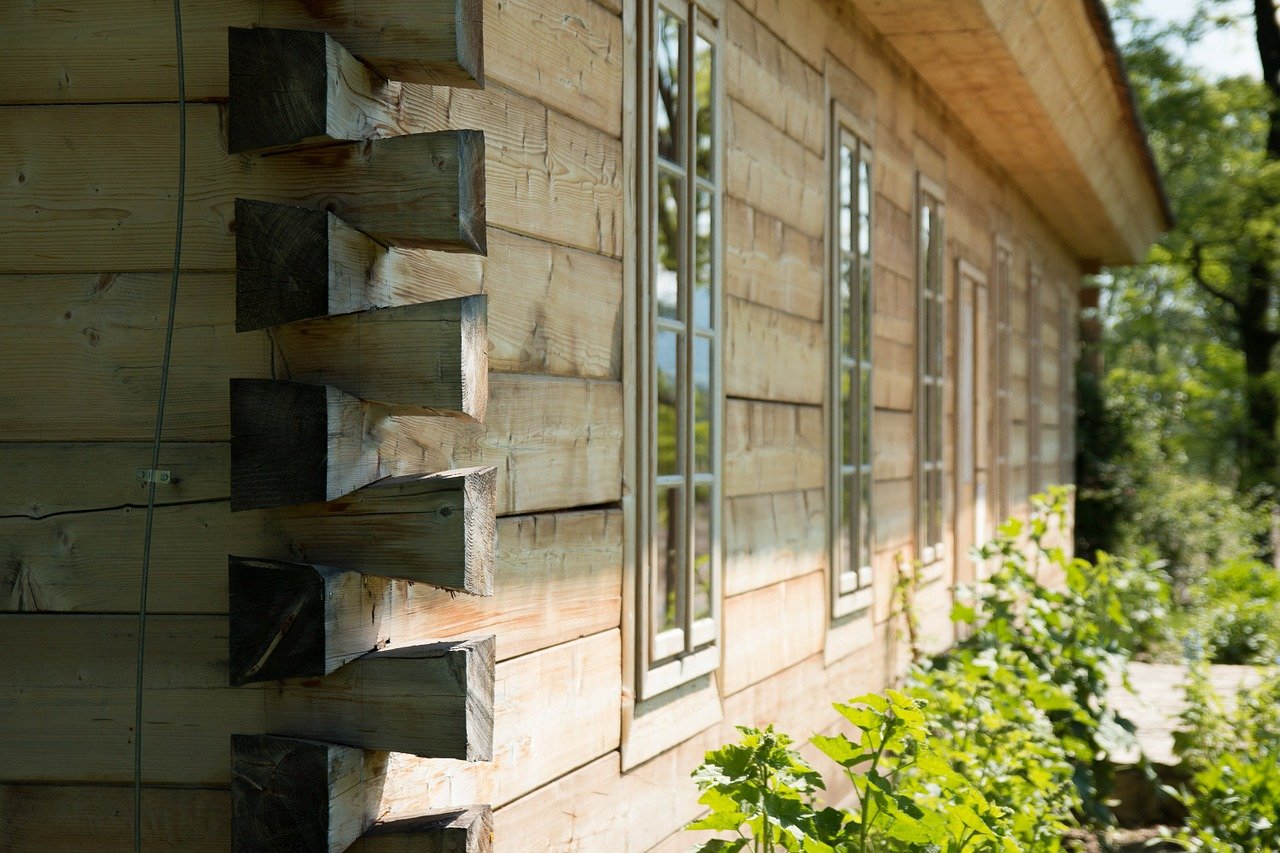 Murowany czy drewniany – jaki domek zbudować na działce?