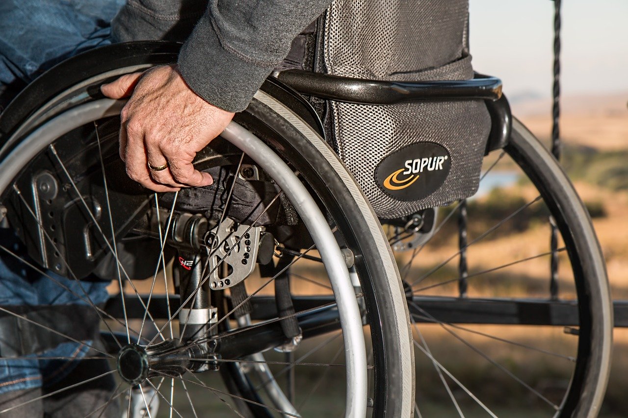Wózek inwalidzki dla starszej osoby – czym kierować się podczas jego wyboru?