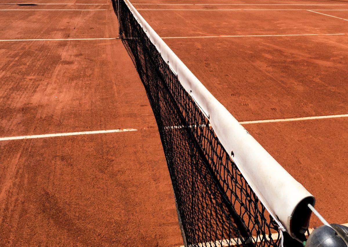 Typy nawierzchni na kortach tenisowych i ich wpływ na przebieg gry