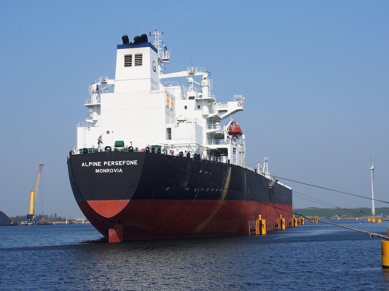 Jakie korzyści przynosi transport towarów drogą morską?
