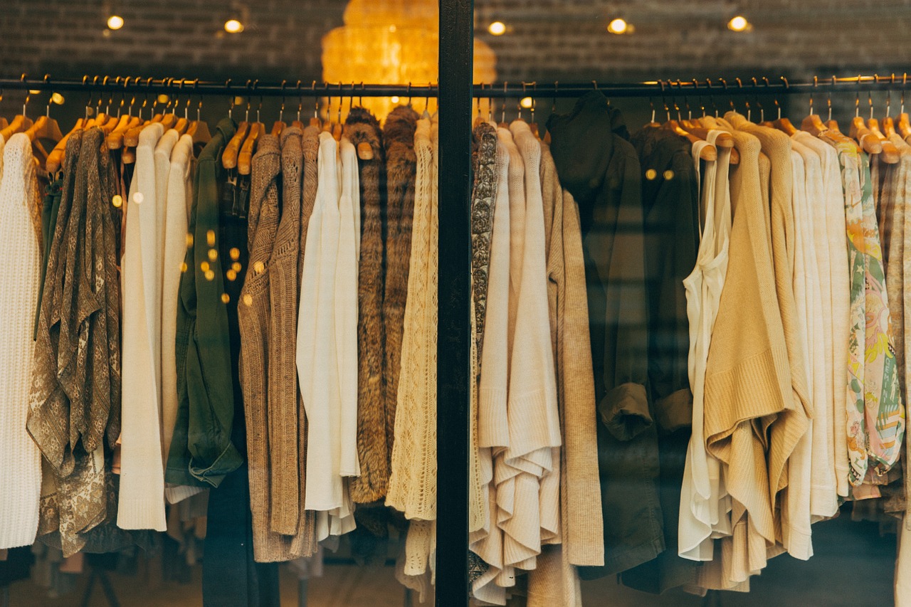 Jak efektownie wyeksponować ubrania w sklepie odzieżowym?