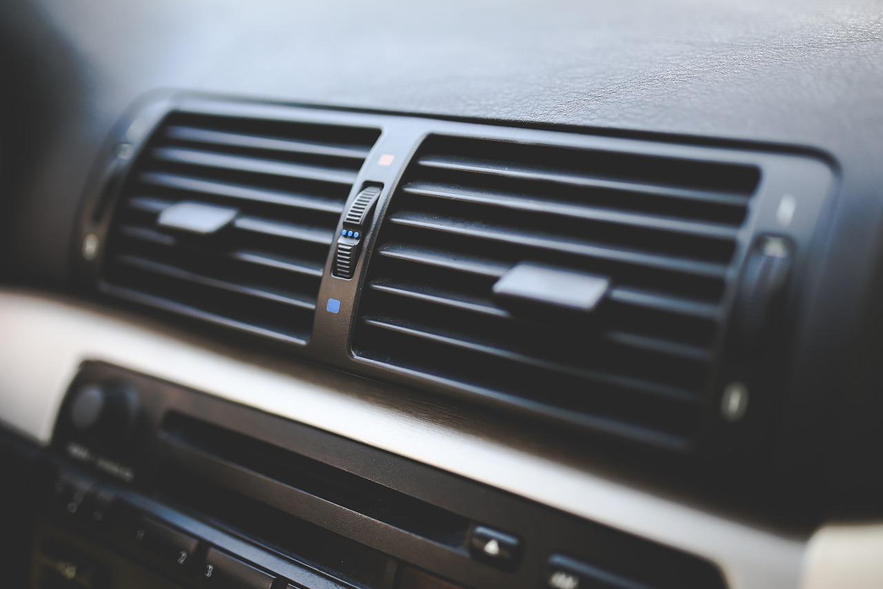 Klimatyzacja samochodowa – w jaki sposób ją naładować?