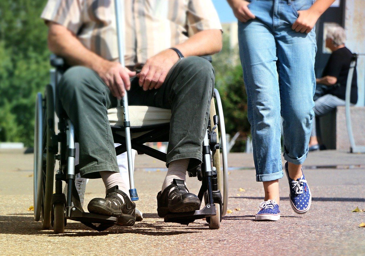Wózki inwalidzkie elektryczne – jakie mają zalety?